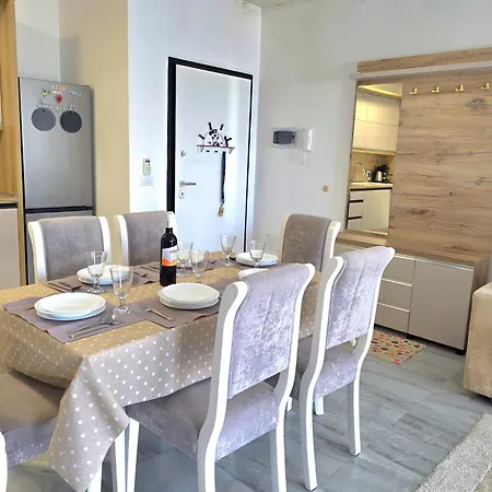 Spacious Coastal In Durres *